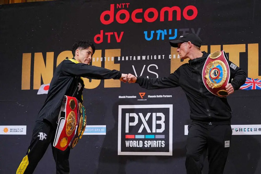 ＜WBA　・WBC　・IBF・WBO世界バンタム級王座統一戦記者会見＞バトラー（右）と拳を交わし引き揚げる井上尚弥（撮影・会津　智海）
