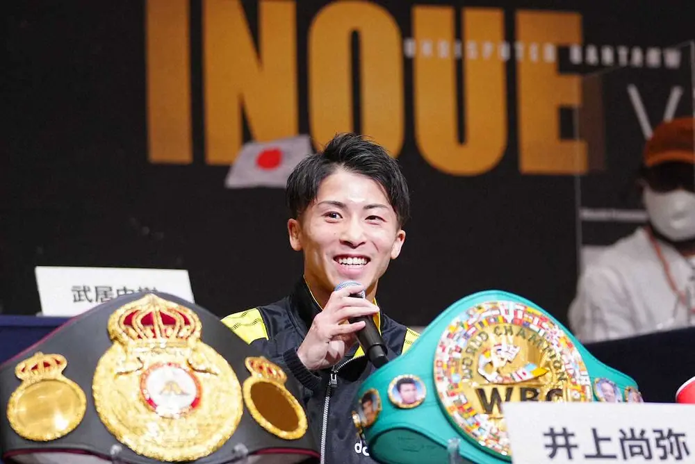 ＜WBA　・WBC　・IBF・WBO世界バンタム級王座統一戦記者会見＞笑顔で質問に答える井上尚（撮影・会津　智海）