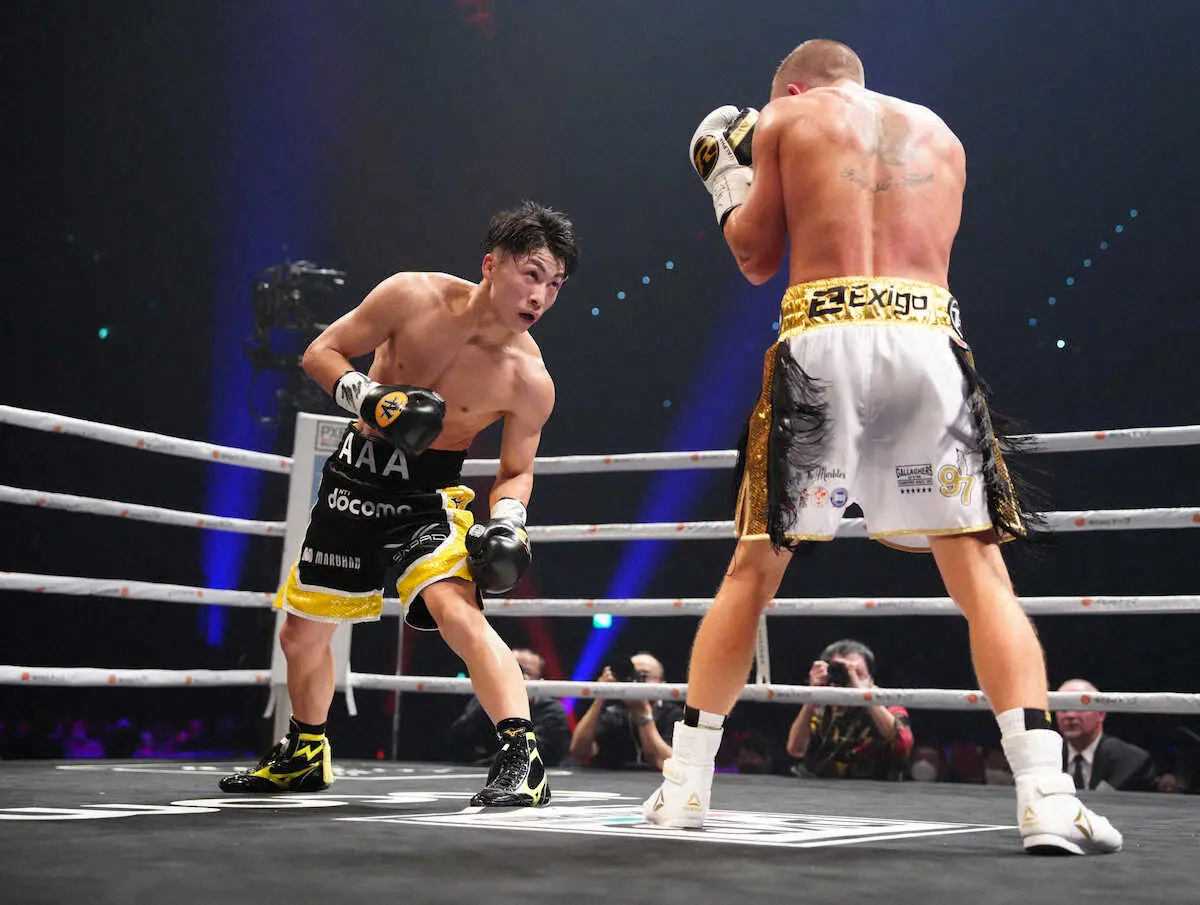 ＜世界バンタム級4団体王座統一戦　井上尚弥VSポール・バトラー＞6回、ガードを下げてポール・バトラー（右）を誘う井上尚弥（撮影・島崎　忠彦）