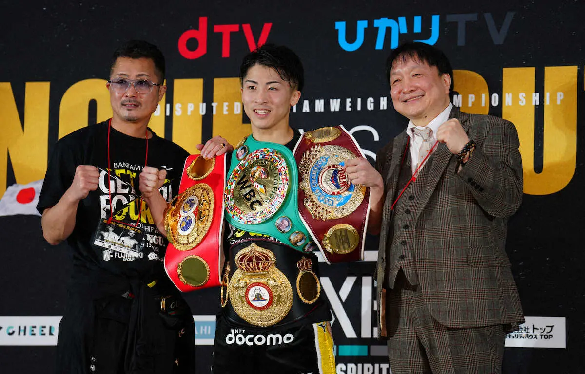 ＜世界バンタム級4団体王座統一戦＞試合後の会見で笑顔の（左から）父・真吾トレーナー、井上、大橋会長（撮影・島崎　忠彦）