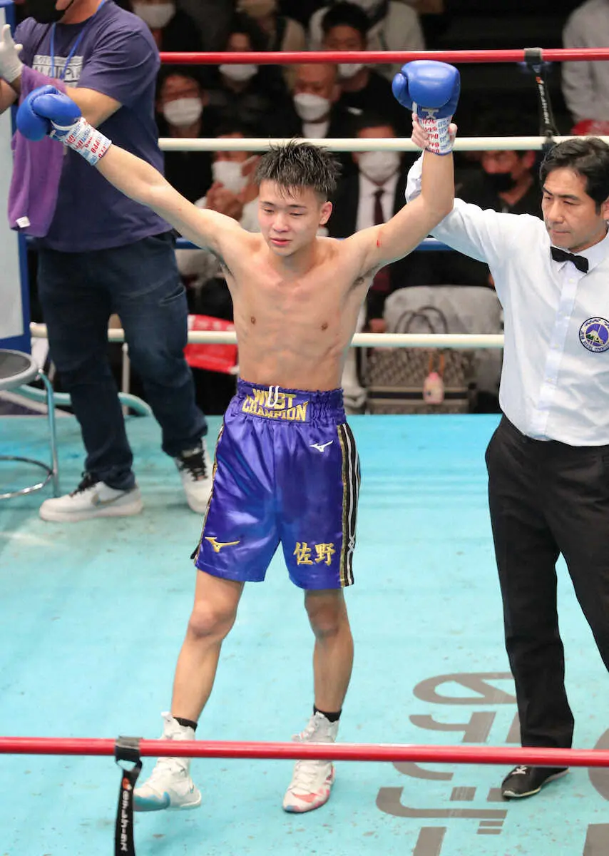 ＜全日本新人王決勝戦＞Sフライ級　判定勝ちの佐野（撮影・村上　大輔）