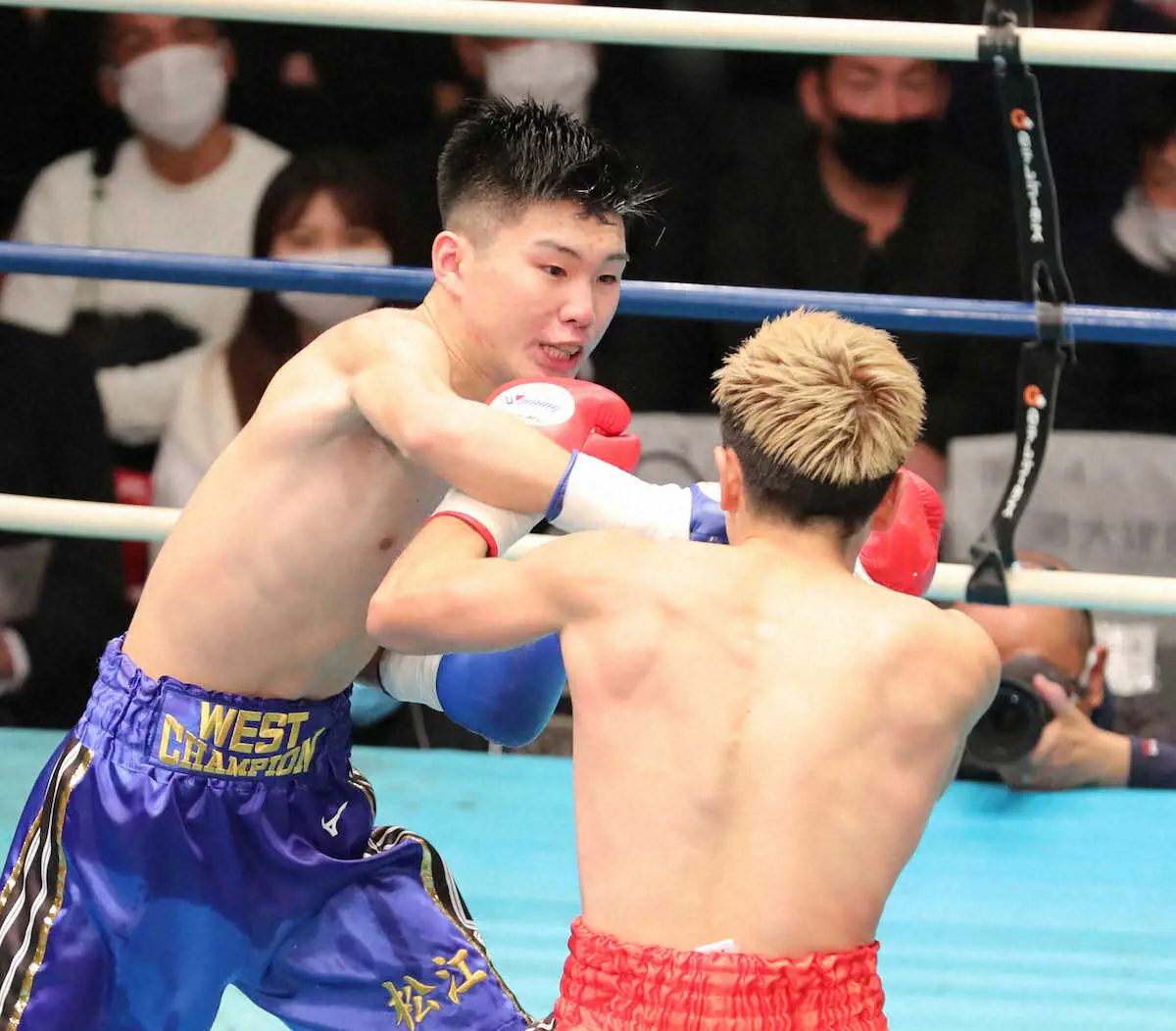 ＜全日本新人王決勝戦＞Lフライ級　服部（右）を判定で破った松江（撮影・村上　大輔）