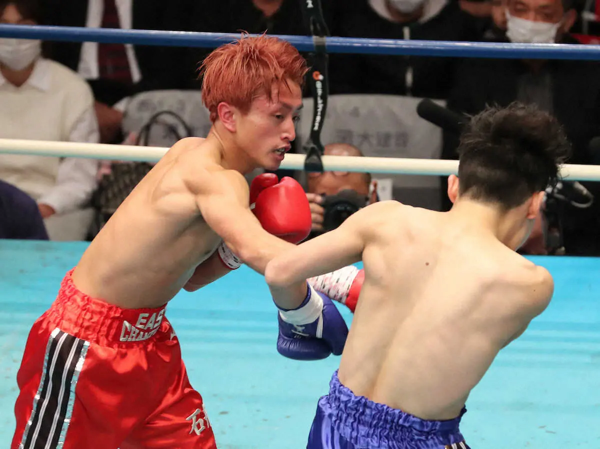＜全日本新人王決勝戦＞ミニマム級　1回、池田（右）をTKOで破る石井（撮影・村上　大輔）