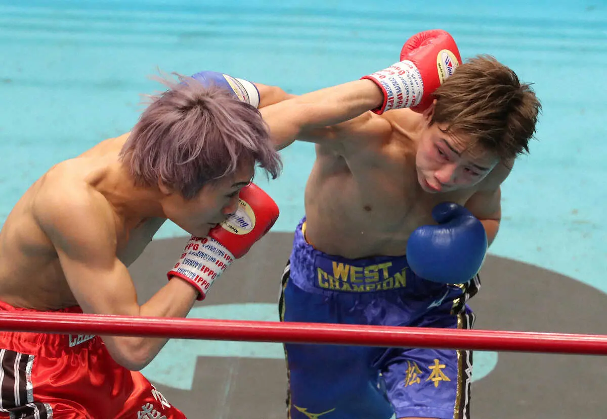 ＜全日本新人王決勝戦＞バンタム級　熊谷（左）に4回TKO勝ちの松本（撮影・村上　大輔）
