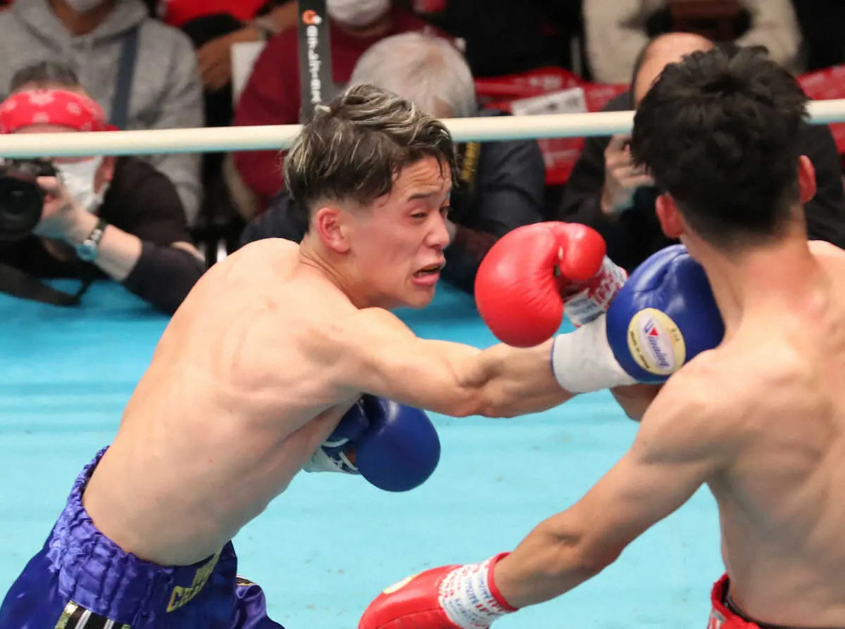 ＜全日本新人王決勝戦＞フェザー級　広瀬（右）に判定勝ちの岡本（撮影・村上　大輔）