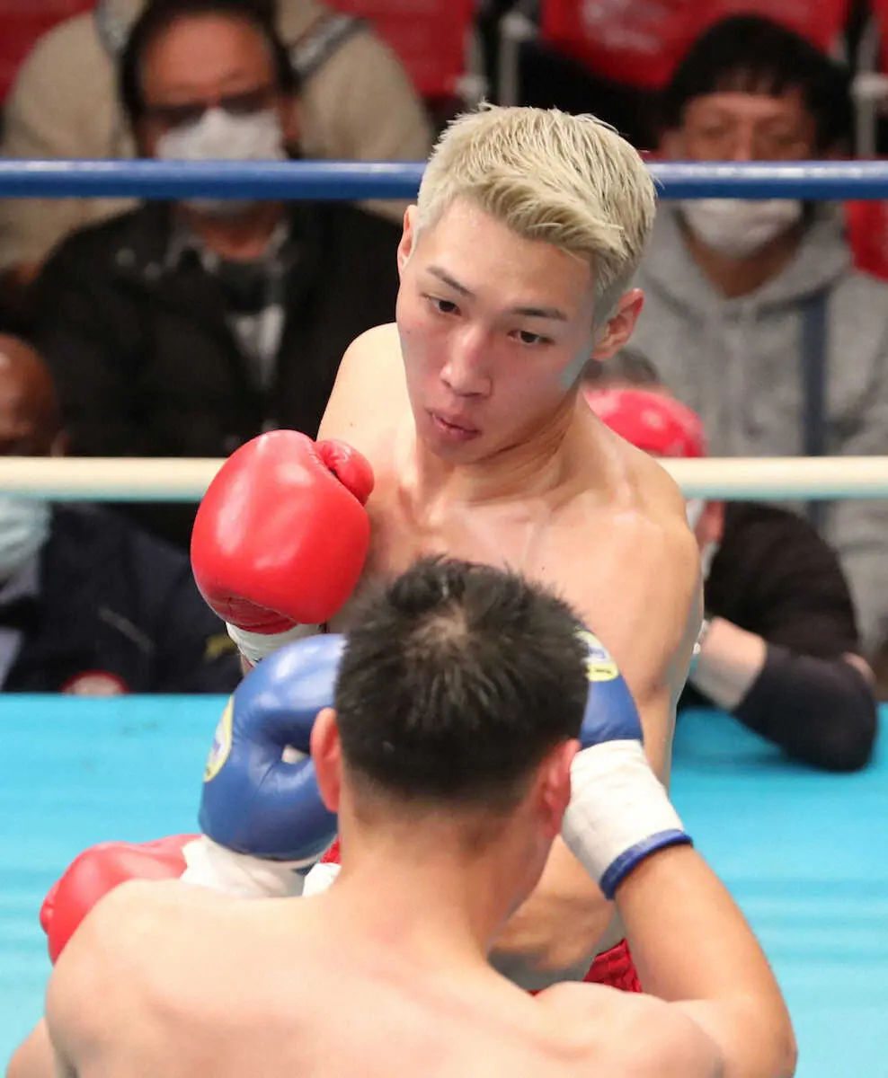 ＜全日本新人王決勝戦＞ミドル級　大島（手前）に判定勝ちの時吉（撮影・村上　大輔）