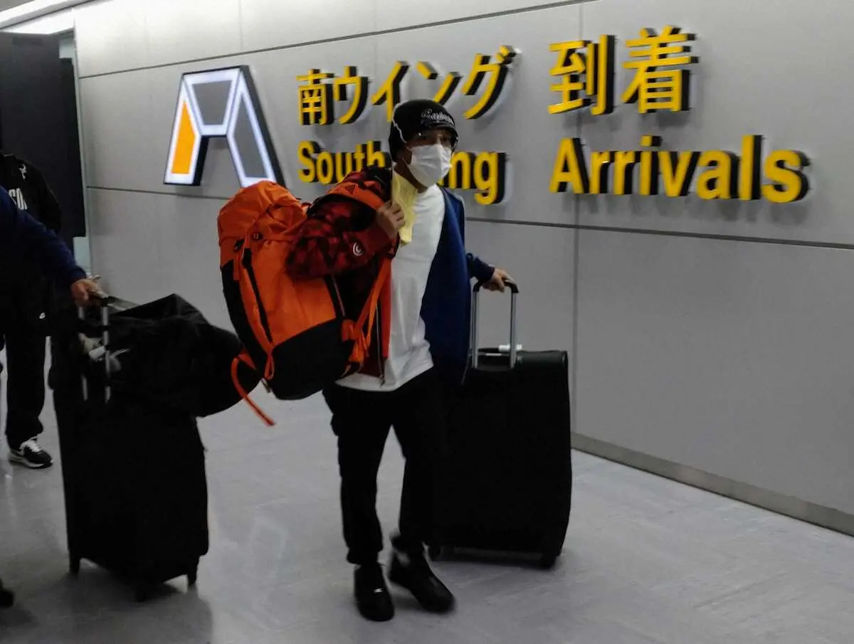 成田空港に到着したジョシュア・フランコ