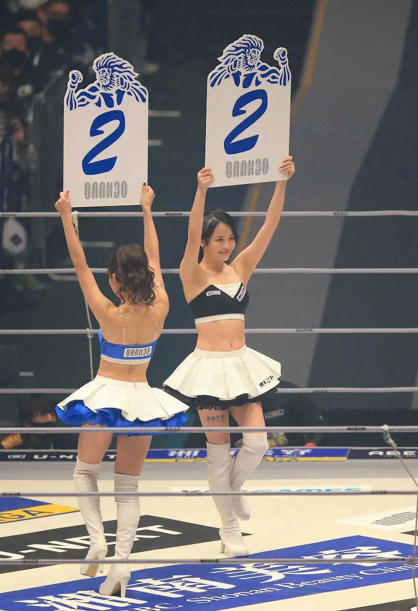 ＜RIZIN40＞第1試合YUSHI・中沢達也　オープニングマッチのラウンドガール2人（撮影・篠原岳夫）