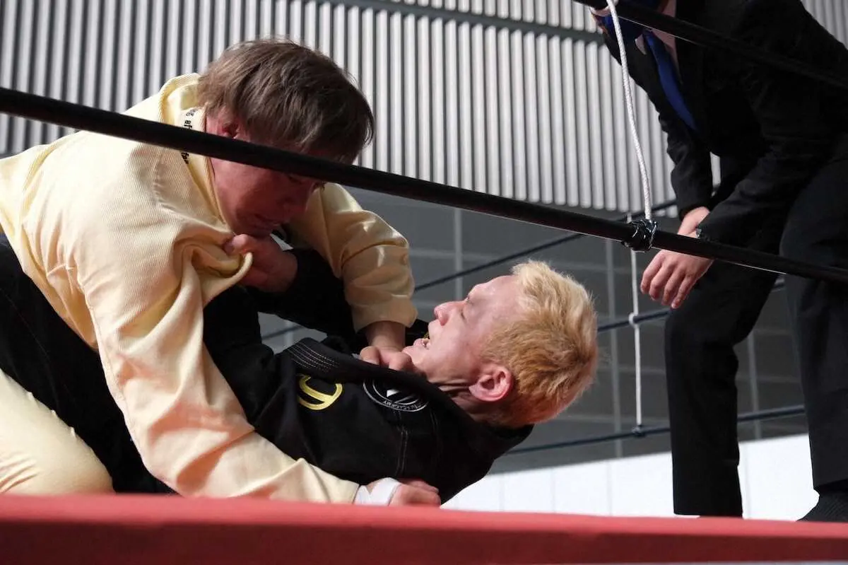 金原を攻め立てる福島（右）（C）JIU―JITSU　NAVI/井賀孝