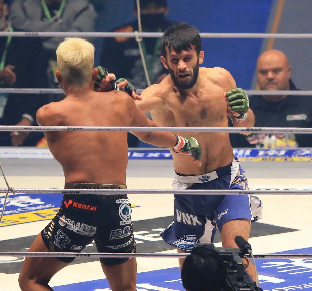 ＜RIZIN4　0武田光司×ガジ・ラバダノフ＞1Rラバダノフ（右）のパンチが武田にヒット（撮影・篠原岳夫）