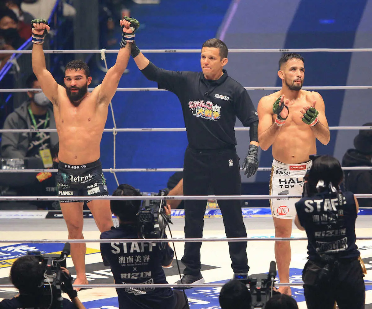 ＜RIZIN40　クレベル・コイケ×パトリシオ・ピットブル＞ピットブル（左）が判定で勝利してベラトールが4連勝（撮影・篠原岳夫）