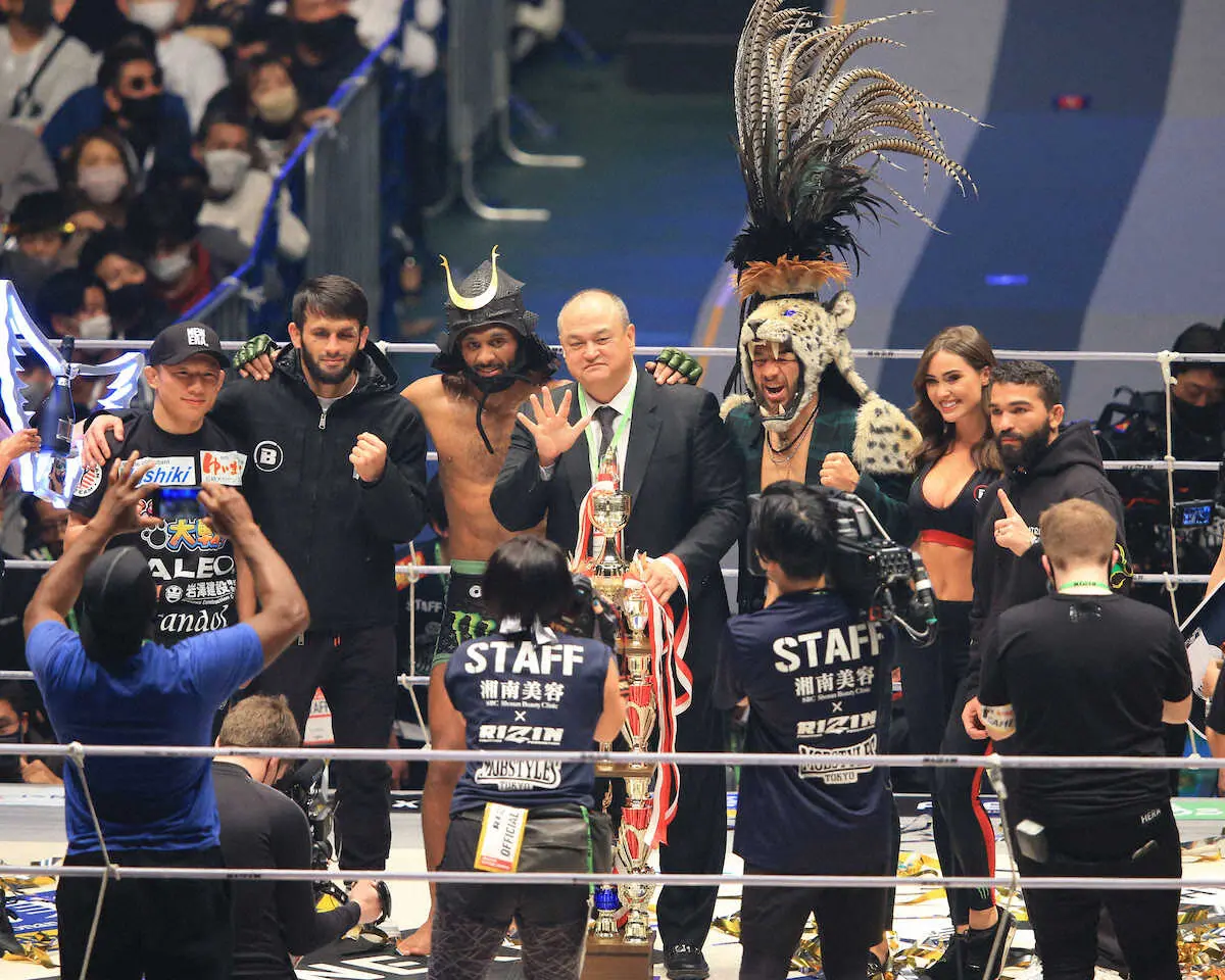 ＜RIZIN40＞第15試合ホベルト・サトシ・ソウザ×AJ・マッキー　ベラトールが5連勝。スコット社長が5と手のひらを広げる（撮影・篠原岳夫）