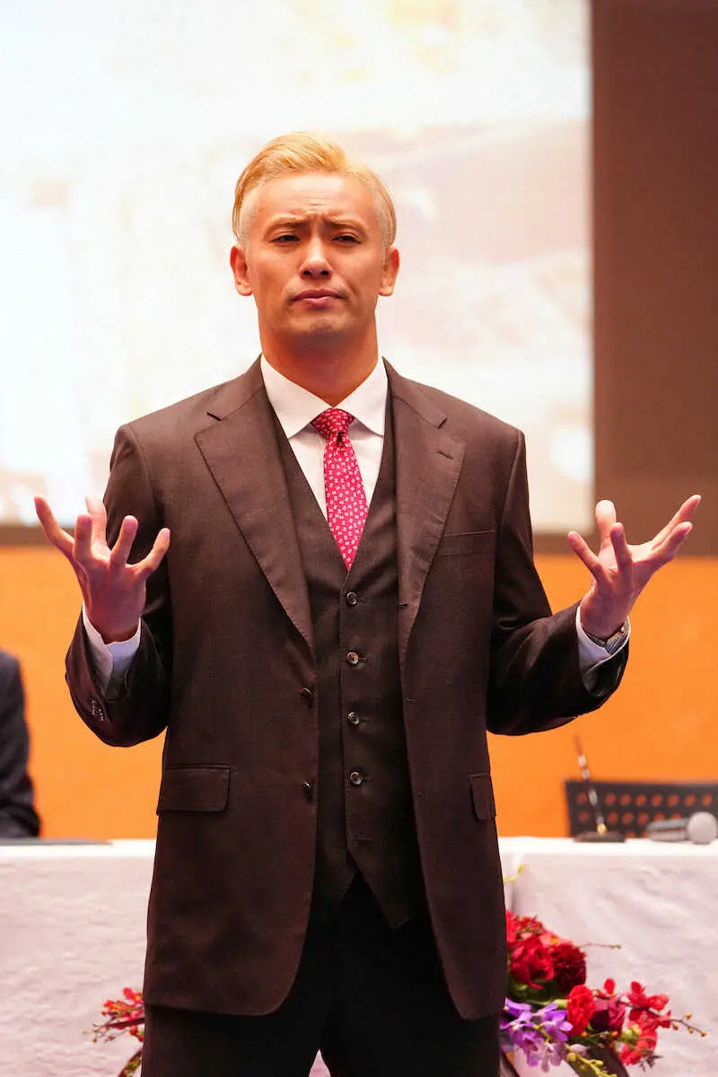 ＜アントニオ猪木追悼大会　WRESTLE　KINGDOM　17　in　東京ドーム～闘魂よ、永遠に～　記者会見＞ポーズをとるオカダ・カズチカ（撮影・河野　光希）