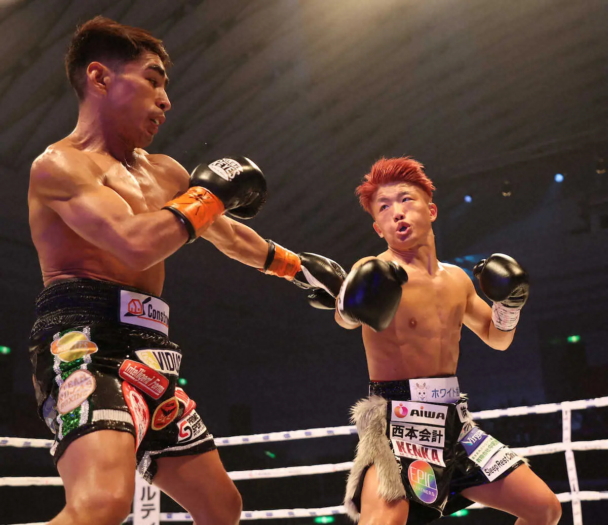 ＜ボクシングIBF世界ミニマム級TM　ダニエル・バラダレス×重岡銀次朗＞1R、バラダレス（左）を攻める重岡　（撮影・後藤正志）