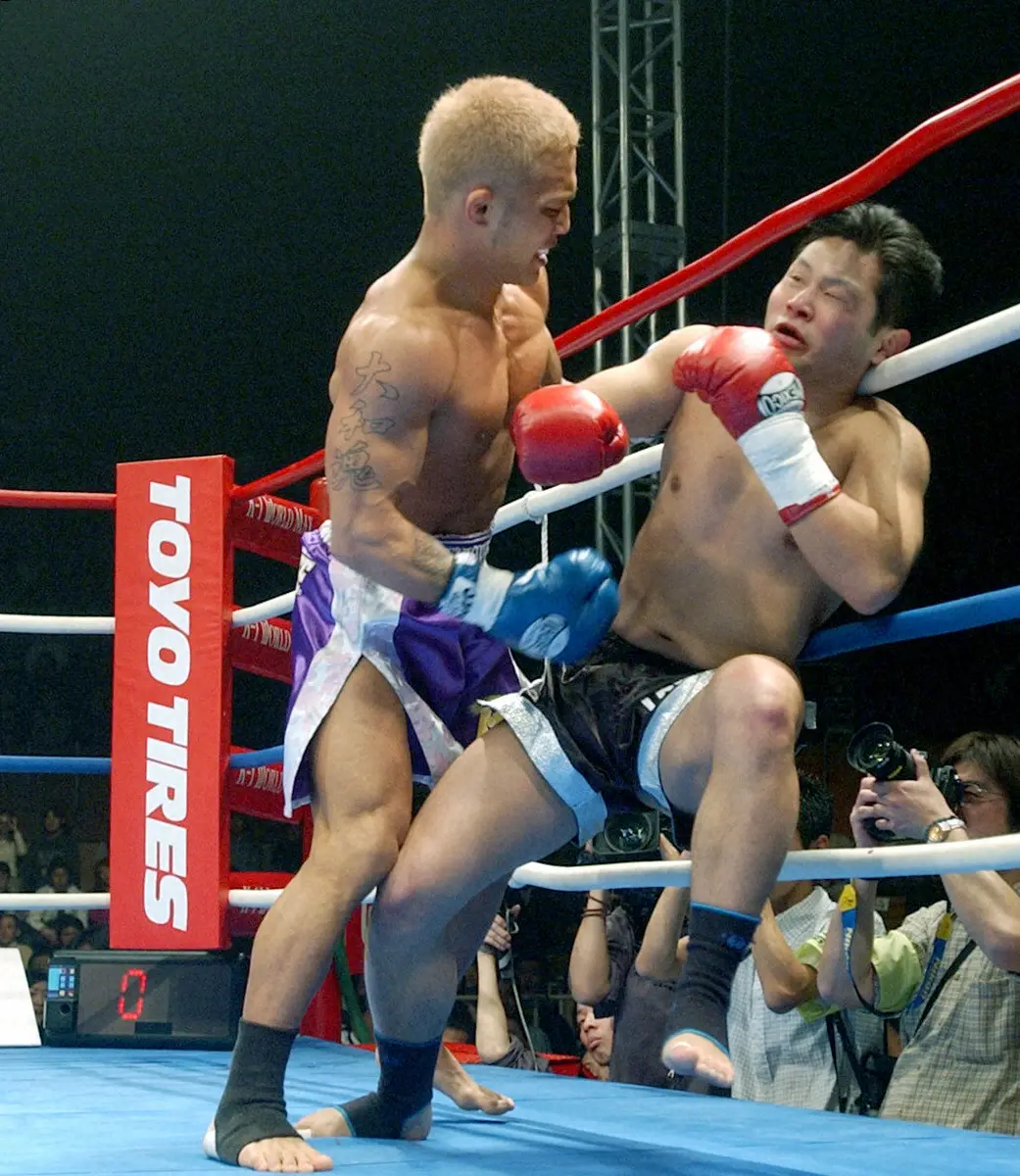 「K―1　WORLD　MAX　2004～日本代表決定トーナメント～」の1回戦で村浜武洋と対戦した山本“KID”徳郁さん（左）