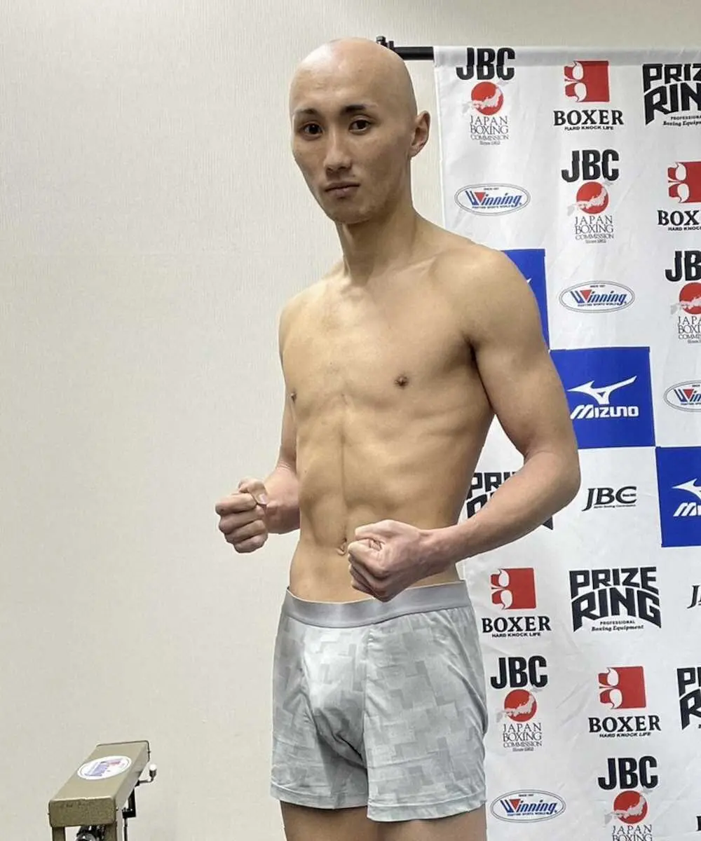 頭をそり上げて試合に臨む松本