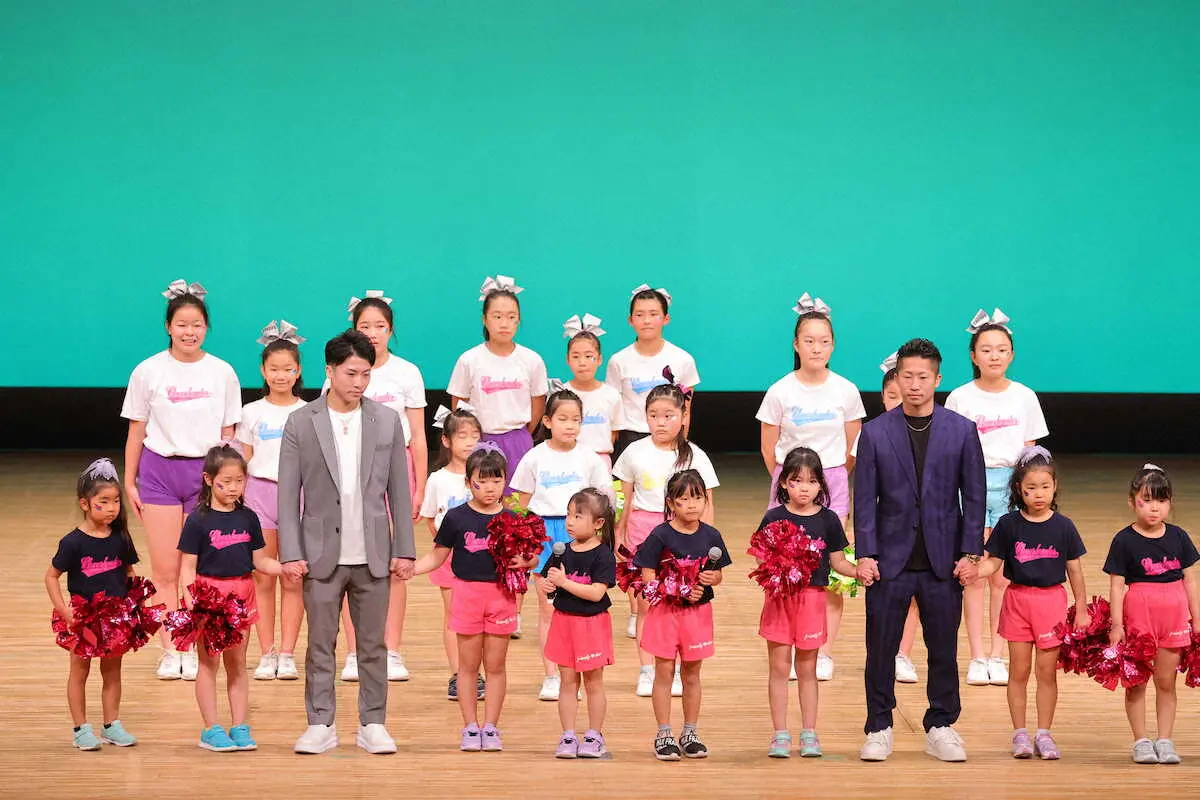 地元の子どもたちと手を繋いで登場する井上尚弥（左）と井上拓真（撮影・光山　貴大）