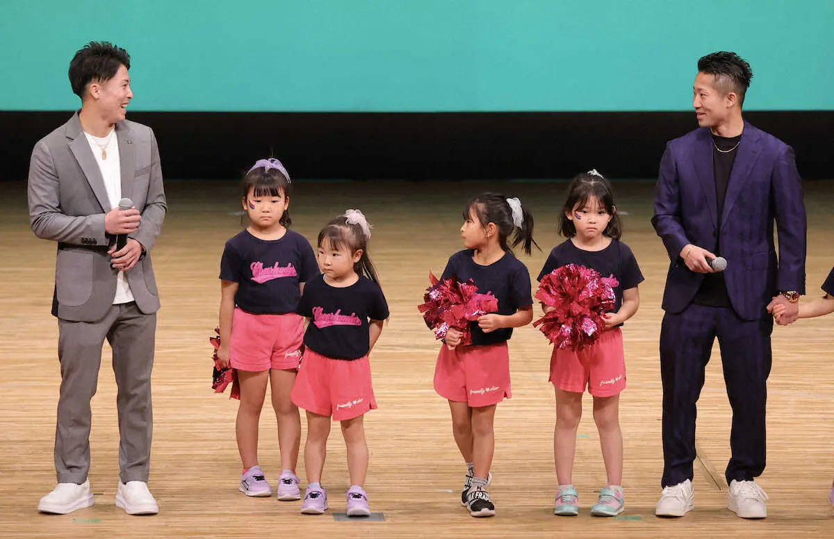 地元座間市でファンと交流会を行った井上尚弥（左）と拓真（撮影・光山　貴大）