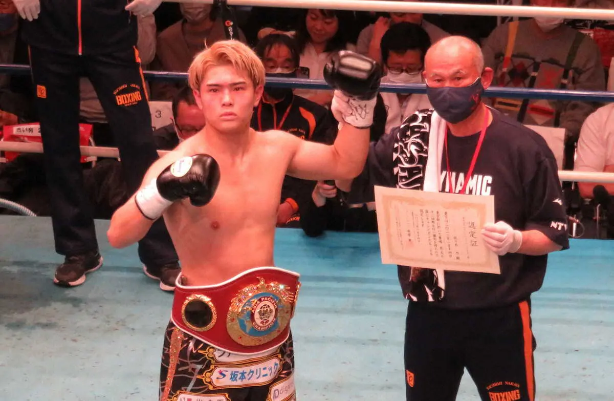 1回TKO勝ちでベルトを巻いた佐々木（左）