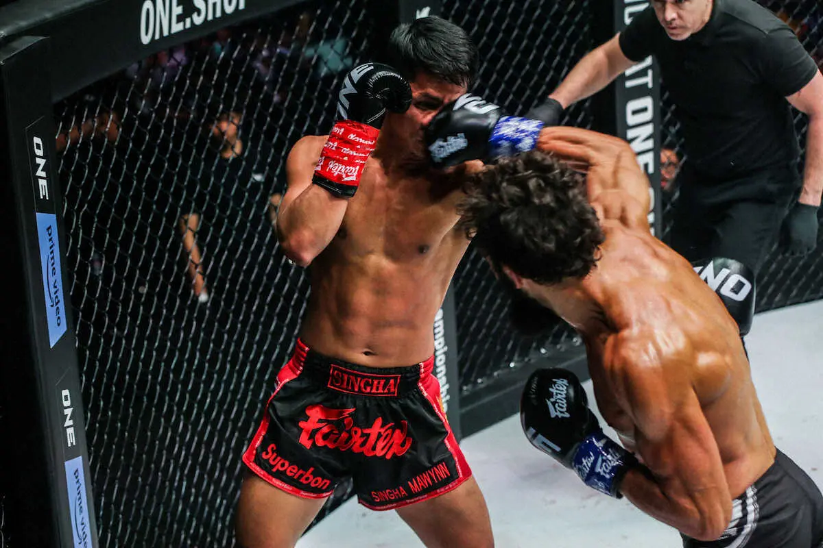 スーパーボンに右ストレートを打ち込むチンギス・アラゾフ（C）ONE　Championship 