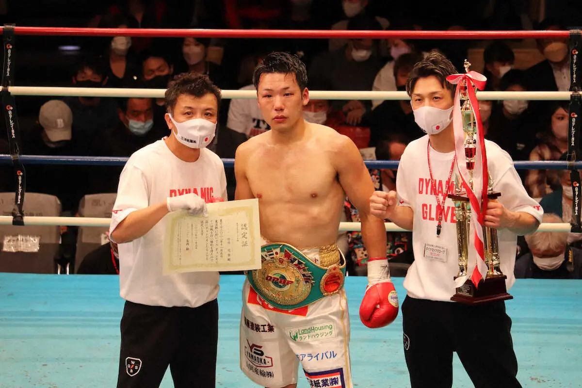 WBOインターナショナル王者に挑戦する竹迫司登（中央）