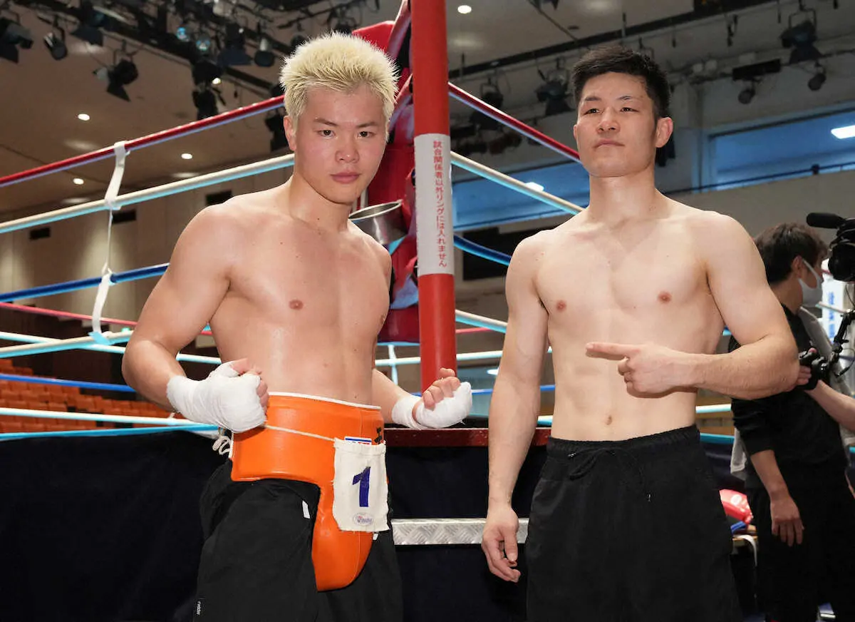 ＜那須川天心プロテスト＞プロテストを終え、スパーリングで対戦した南出（右）と記念撮影する那須川（撮影・木村　揚輔）　