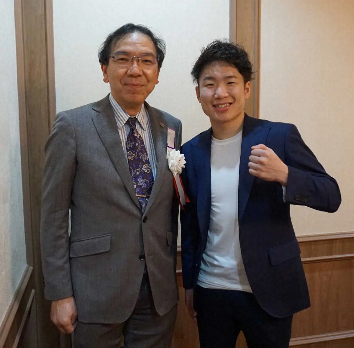 祝勝会に出席した寺地拳四朗（右）と関大の前田裕学長