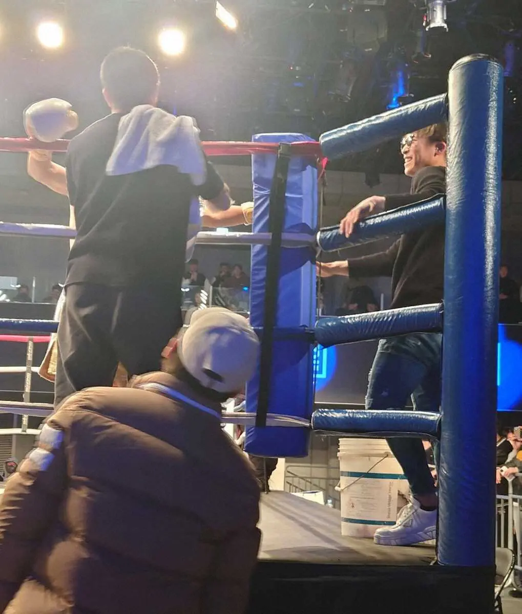 エキシビションマッチを行った武居由樹のセコンドを務めた井上尚弥（大橋ジム提供）