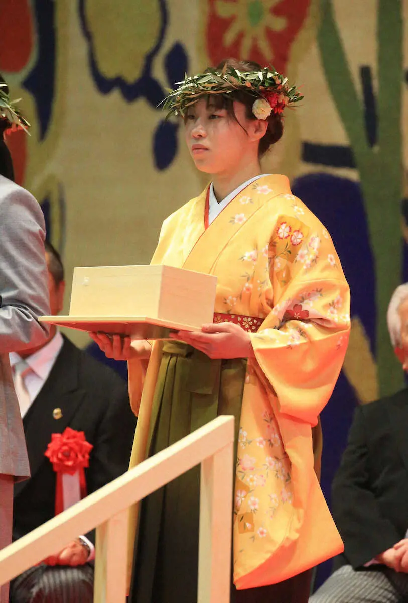 ＜日体大卒業式＞理事長賞を受賞したボクシング部の入江聖奈　（撮影・西川祐介）