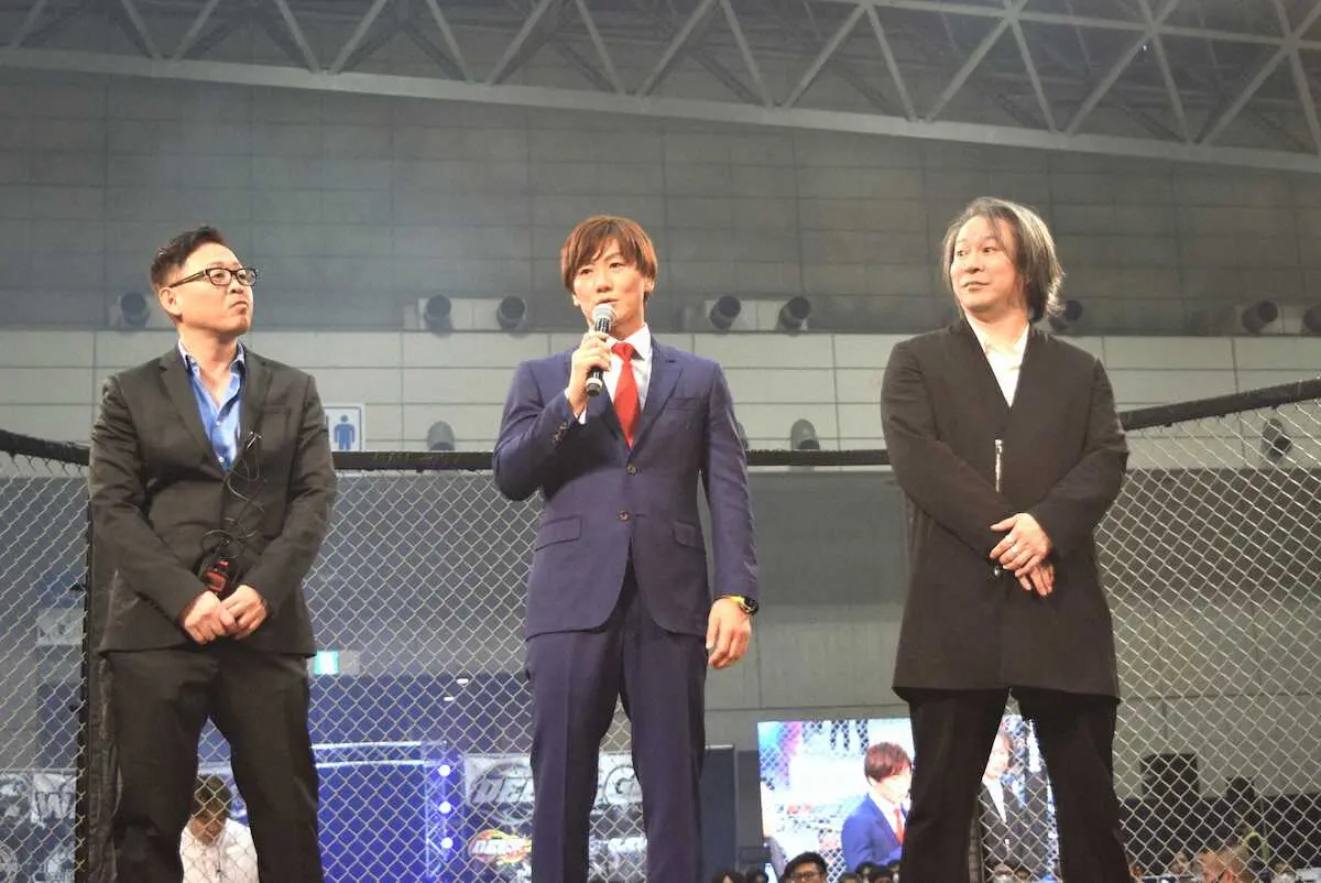 オープニングセレモニーで挨拶を行ったスポーツ柔術日本連盟の会長理事で大会実行委員会代表の村田良蔵氏（写真中央）