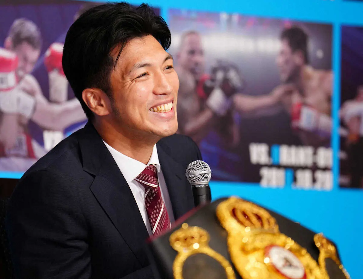 ＜村田諒太引退会見＞引退会見を行う村田（撮影・島崎忠彦）