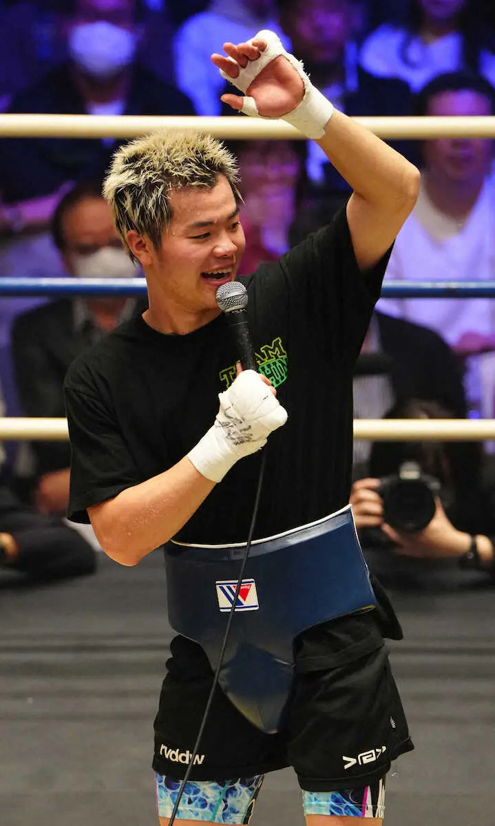 ＜那須川天心公開スパー＞スパーリングを終えインタビューに答える那須川（撮影・島崎忠彦）