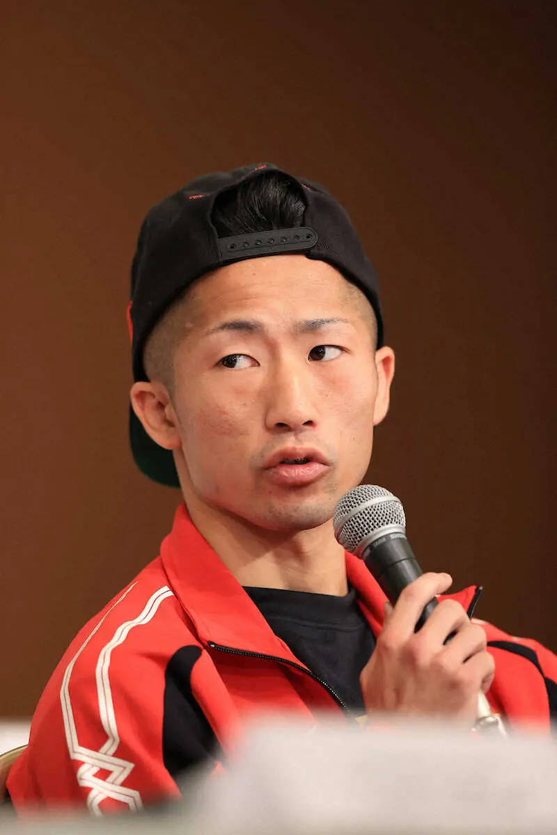 ＜PRIME　VIDEO　PRESENTS　LIVE　BOXING4　記者会見＞質問に答える井上拓真（撮影・河野　光希）