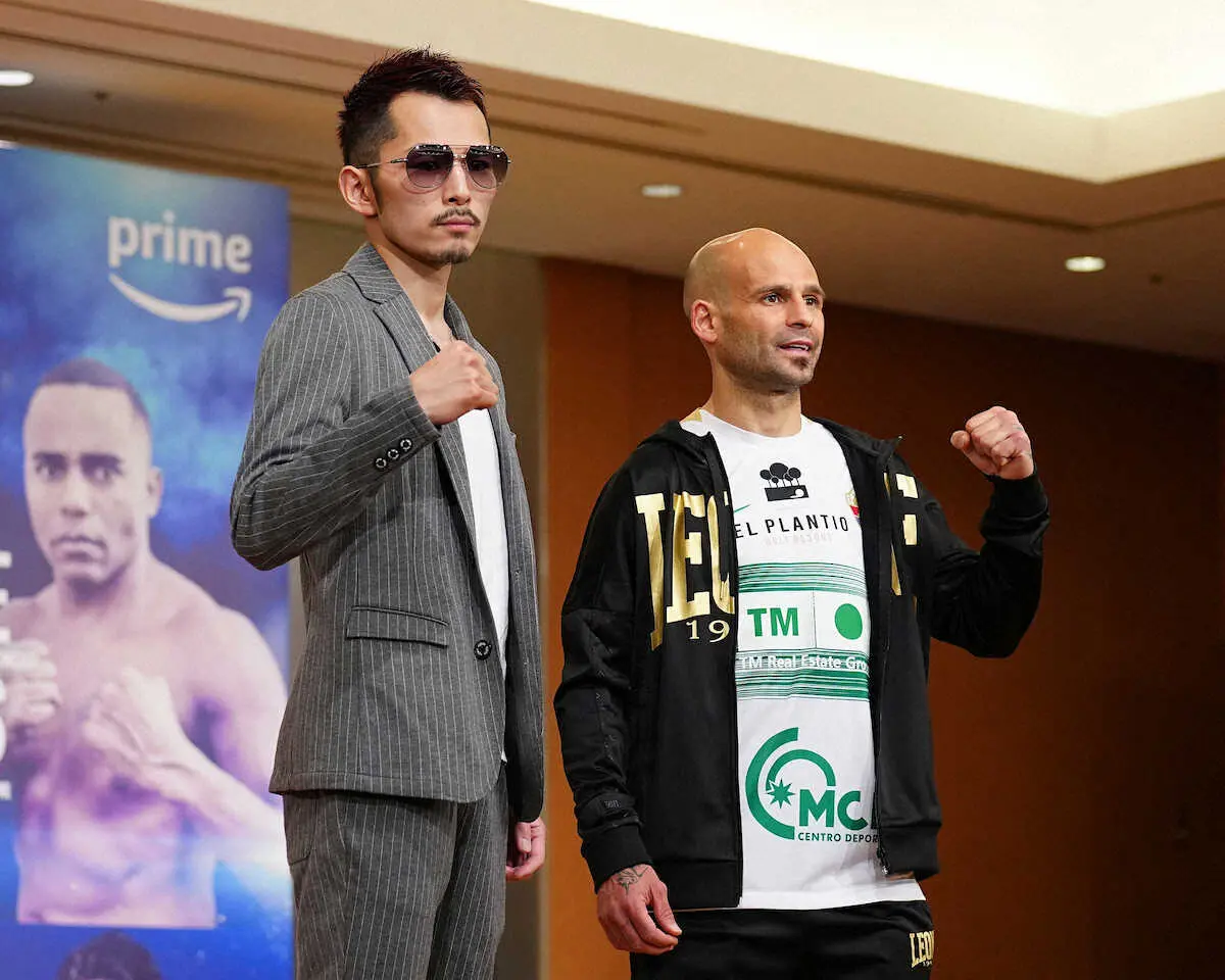 ＜PRIME　VIDEO　PRESENTS　LIVE　BOXING4　記者会見＞フォトセッションに臨む阿部（左）とキコ・マルチネス（撮影・河野　光希）