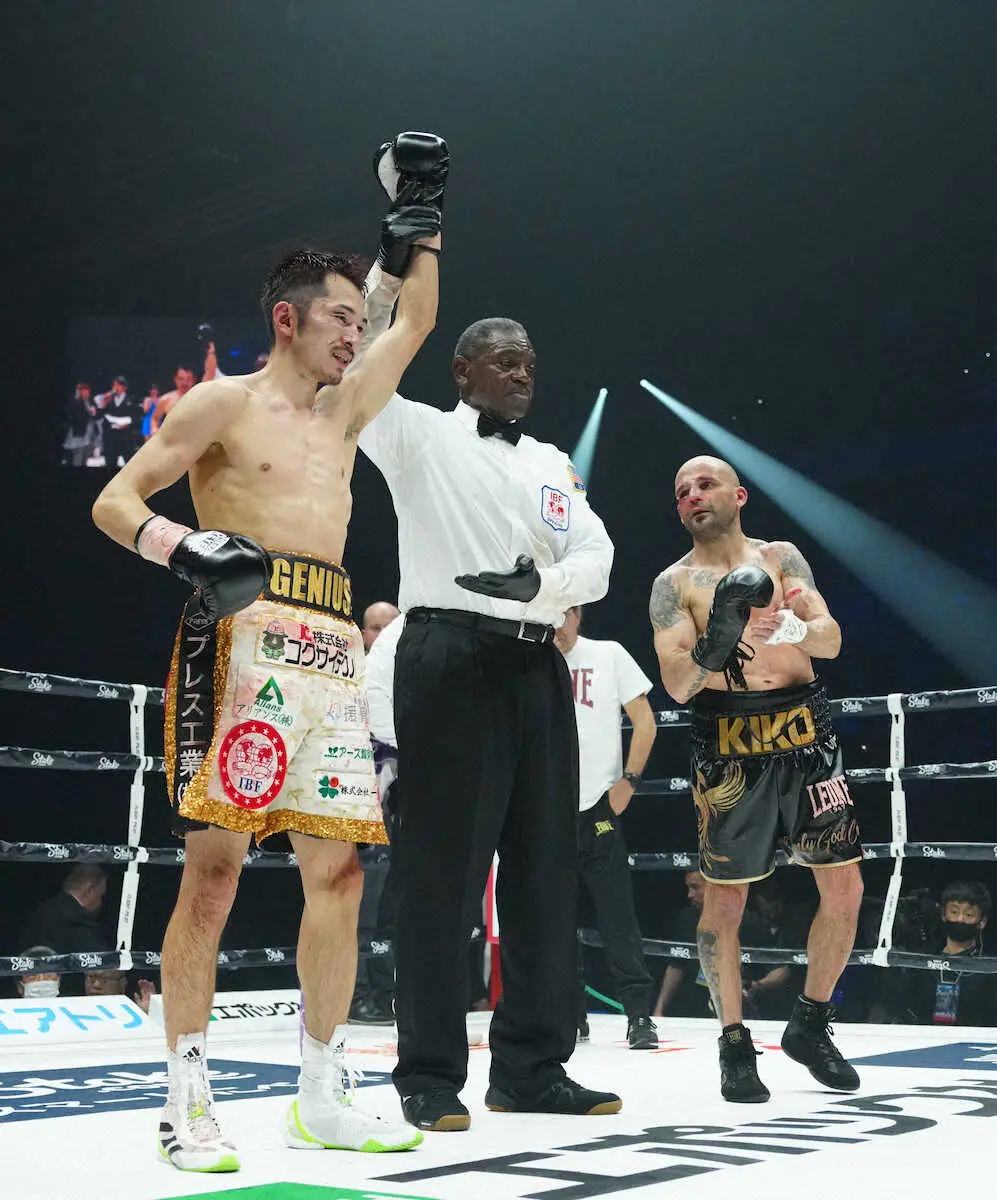 ＜ボクシング＞マルティネス（右）に判定勝ちした阿部（撮影・島崎忠彦）