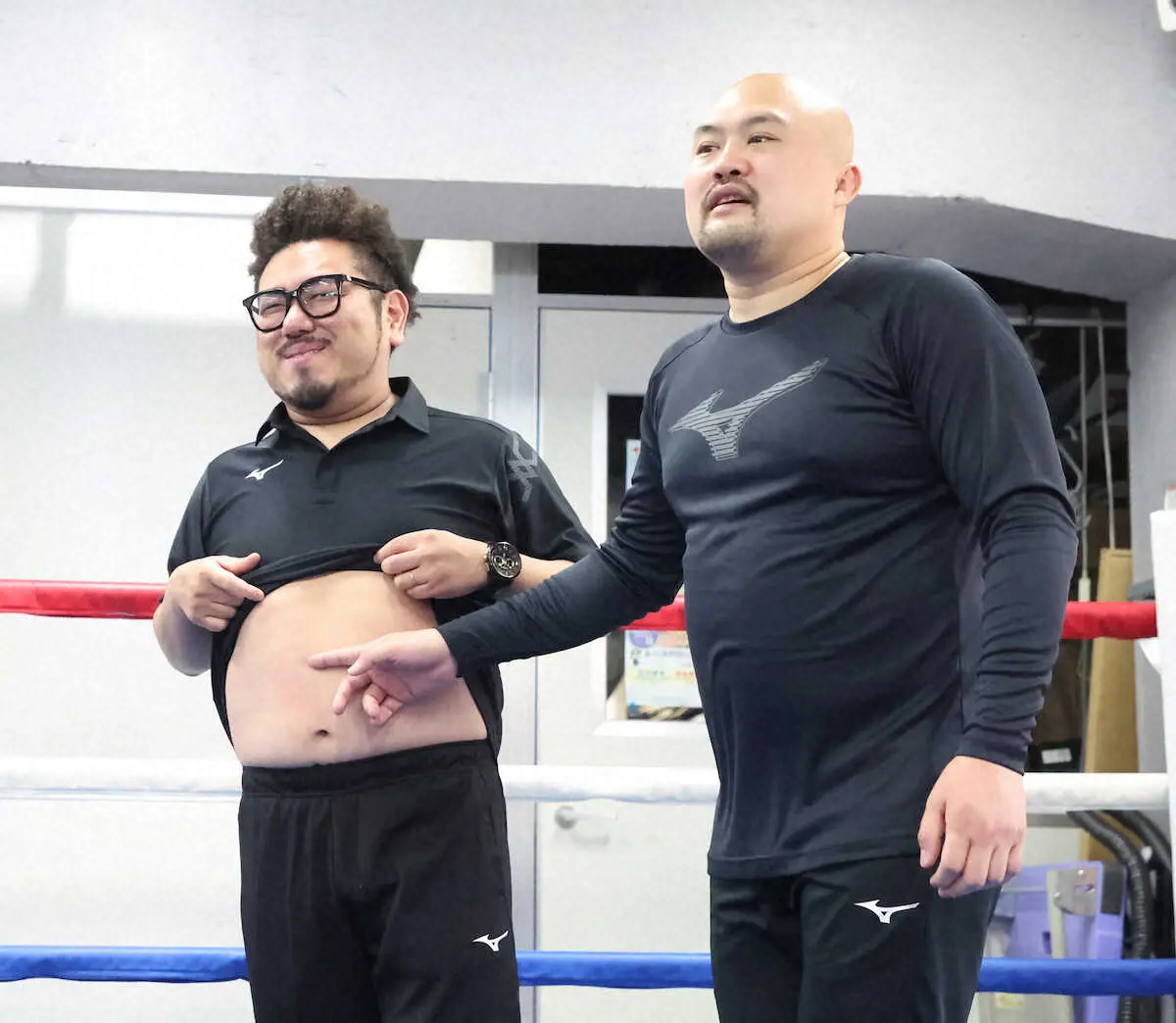 ＜メンデス　公開練習＞鬼越トマホークの金ちゃん（左）はメンデスのパンチを受けて赤くなったお腹を見せる（撮影・西海健太郎）
