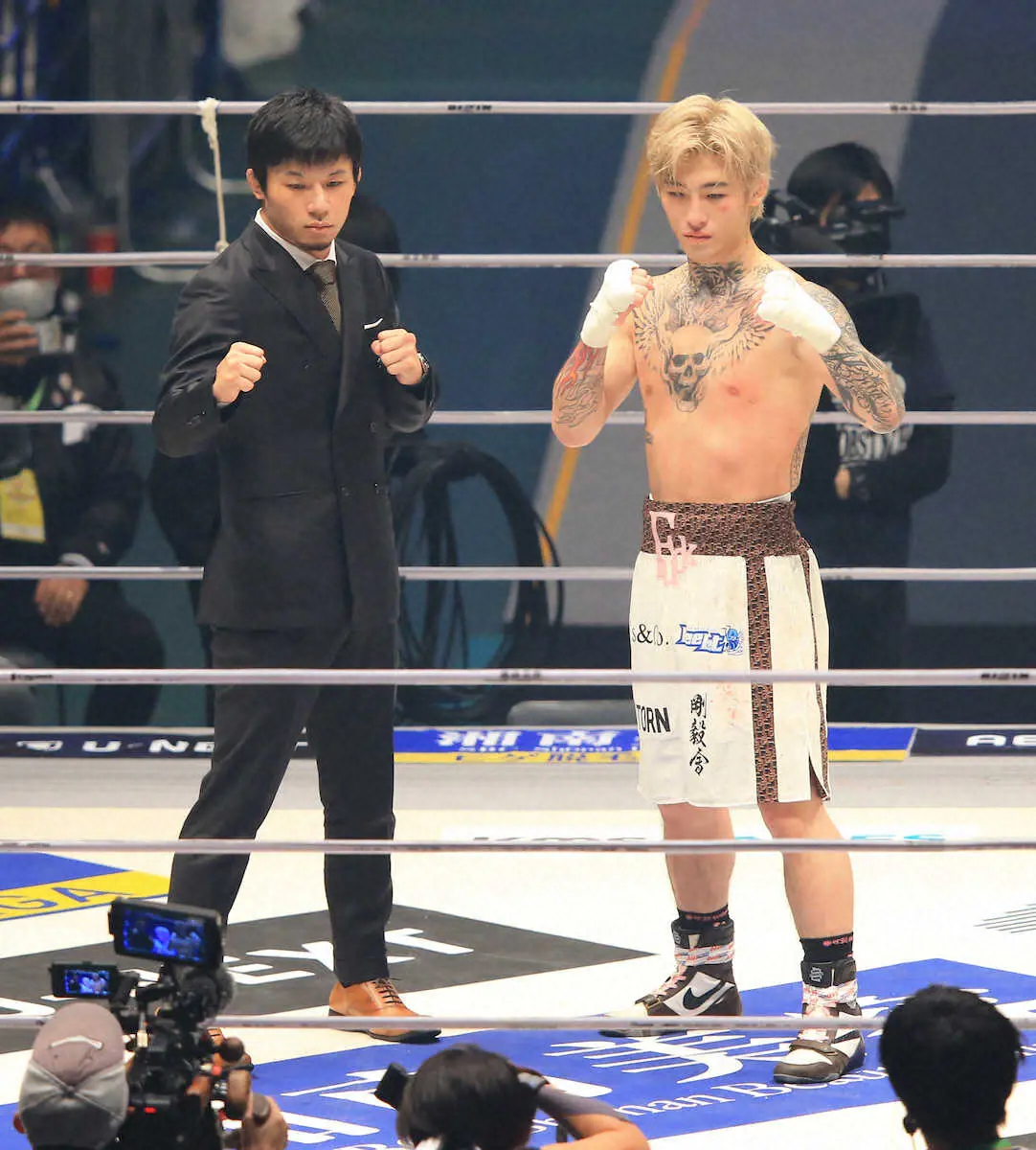 対戦が決まった平本蓮と斎藤裕（左）