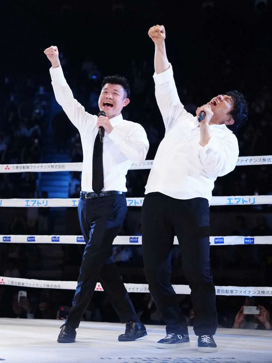 ＜ダブル世界戦＞ハーフタイムショーで熱唱するASKA（右）と亀田興毅氏（撮影・島崎忠彦）