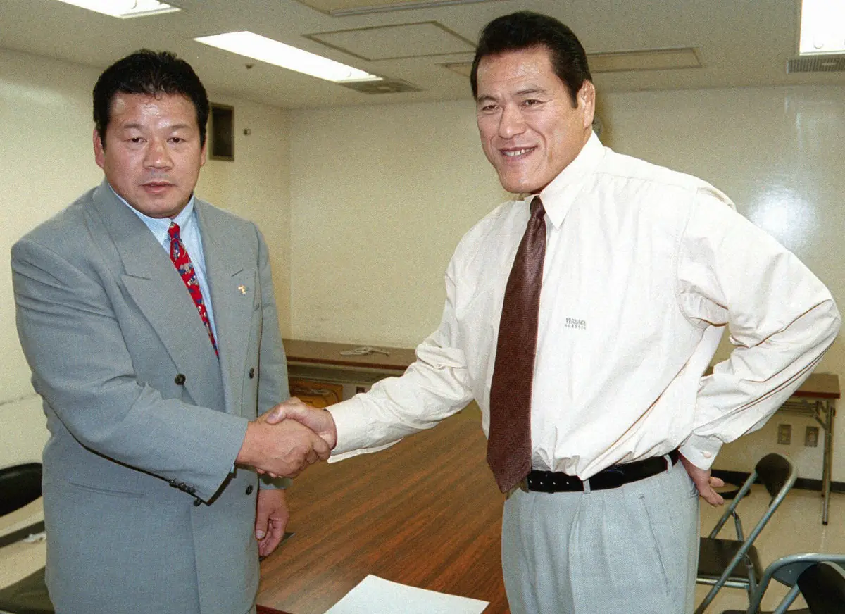 アントニオ猪木さんと藤波辰爾（左）