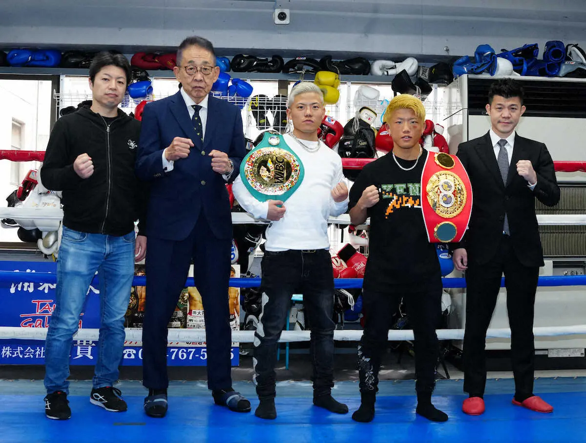 王座奪取から一夜明け、記者会見を行った際の（左から）町田トレーナー、渡辺会長、重岡優、重岡銀、亀田氏