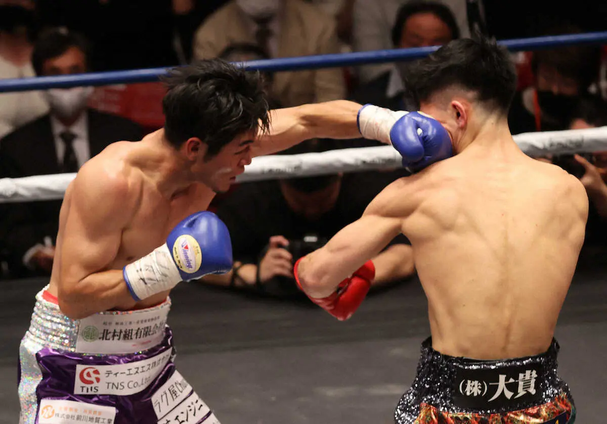 日本ライト級タイトルマッチ＜宇津木秀・仲里周磨＞3回KO勝ちの仲里（左）＝撮影・村上　大輔