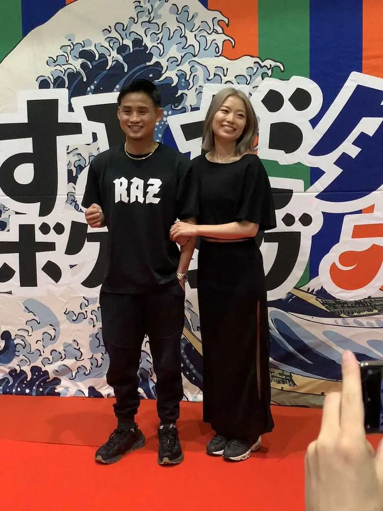 ポーズを取る京口と亜希夫人