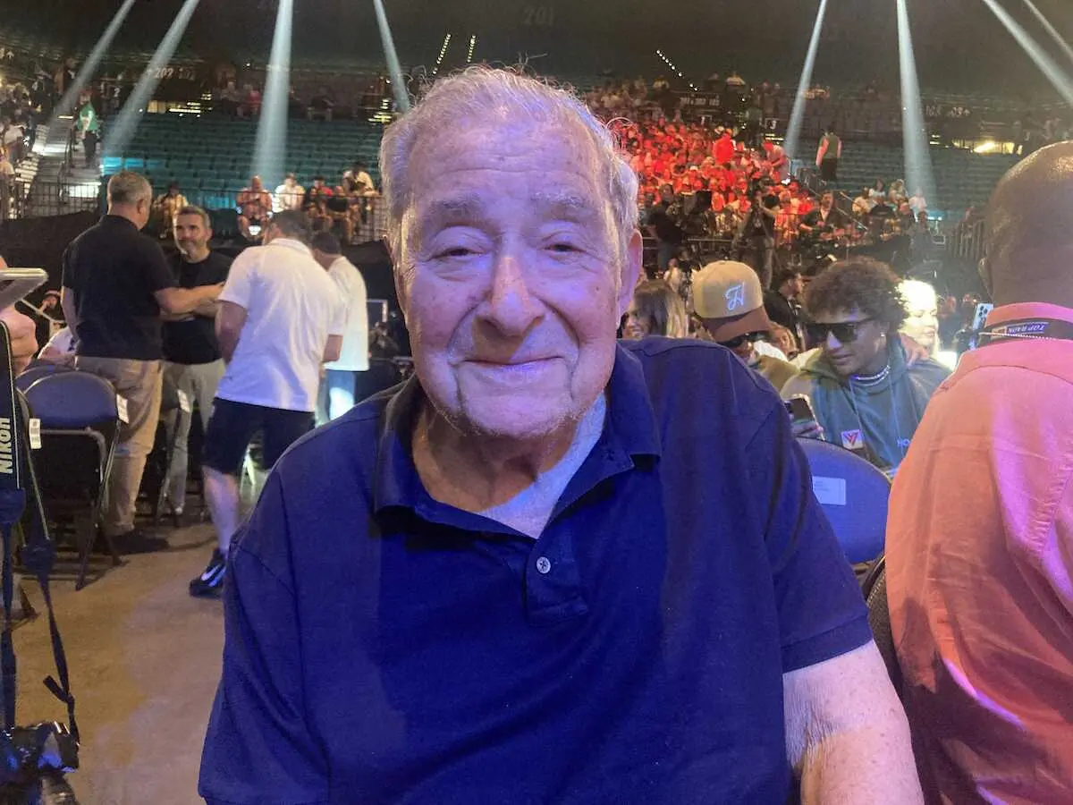 計量が行われたMGMグランドガーデン・アリーナで取材に応えたボブ・アラム・プロモーター（撮影・杉浦大介通信員）