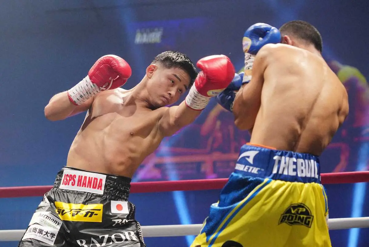 フライ級10回戦＜京口vsローランド・ジェイ＞ローランド・ジェイを攻める京口（撮影・木村　揚輔）