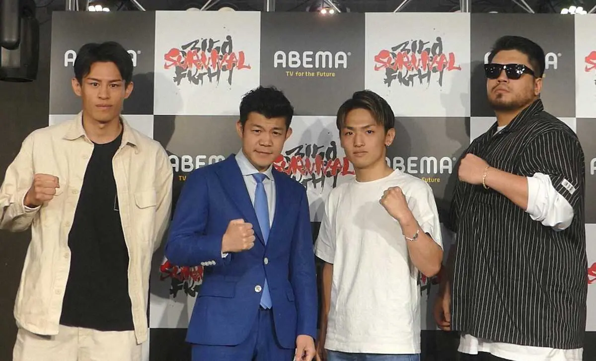ガッツポーズをする（左から）力石、亀田氏、政所、但馬
