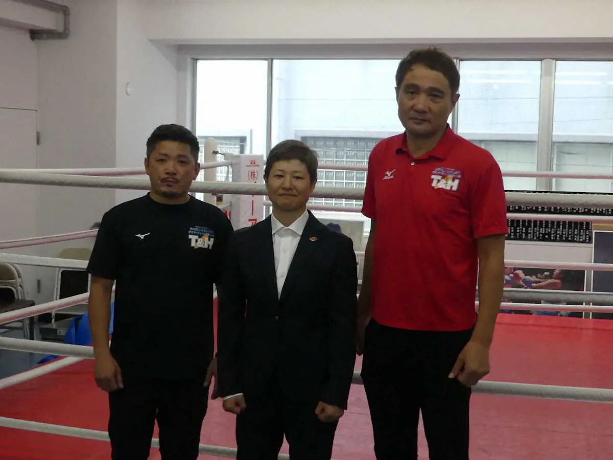 引退会見を行った藤岡。右は竹原会長、左は柴田マネジャー