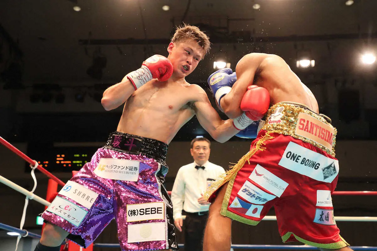 ＜OPBF東洋太平洋フェザー級王座決定戦＞第5ラウンドで攻める堤駿斗（左）（撮影・大城　有生希）