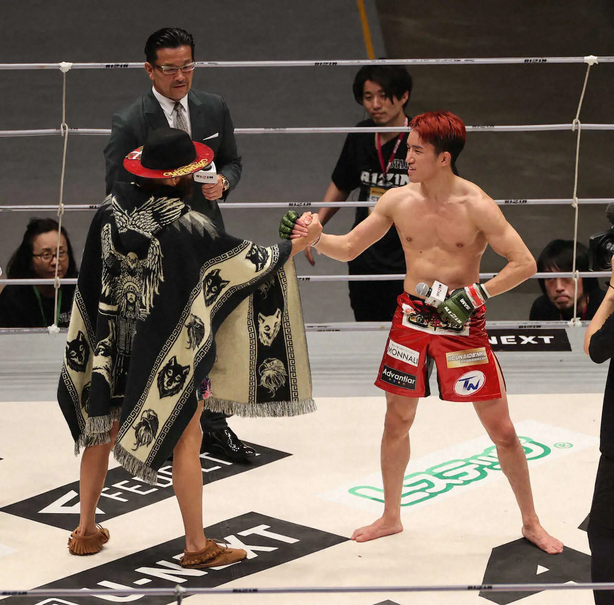 ＜RIZIN42＞アーチュレッタ（左）と握手を交わす朝倉海（撮影・篠原岳夫）