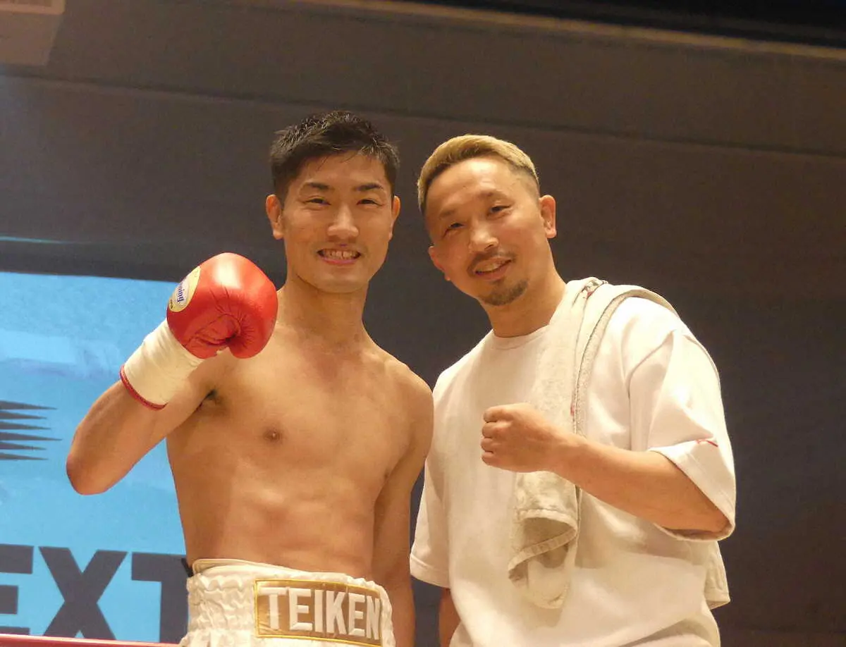 2回TKO勝利した藤田（左）と粟生トレーナー