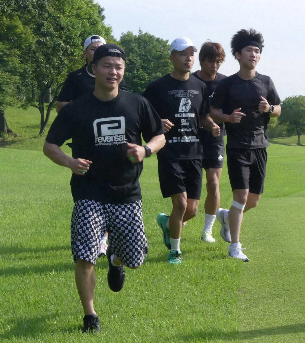 アップ走で先頭を走り笑顔を見せる那須川（手前）